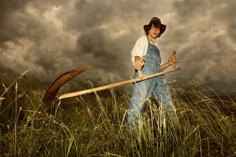 西方人,一个人,农民,农田,站,横图,室外,白天,仰视,庄稼,农作物,草地,草坪,植物,帽子,金属制品,欧洲,欧洲人,仅一个男性,仅一个人,握,金属,云,云朵,拿,云彩,拿着,注视,草,仅一个年轻男性,蓝色,绿色,白云,蓝天,天空,遮阳帽,天,观察,看,站着,握着,晴朗,观看,察看,关注,镰刀,男人,男性,年轻男性,白种人,晴空,佃农,农场主,农夫,农工,乡下人,小农,庄稼人,站立,彩图,低角度拍摄,全身,耕地,庄稼田