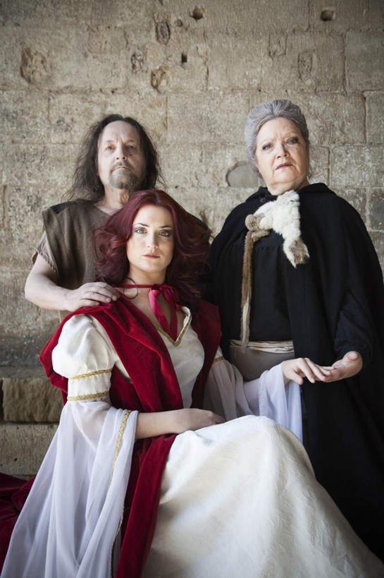 西方人,三个人,家庭,站,坐,竖图,室内,白天,正面,裙子,欧洲,欧洲人,连衣裙,注视,观察,看,站着,温暖,温馨,一家人,观看,严肃,和睦,察看,庄重,关注,严厉,威严,严峻,严正,老年男性,老年女性,男人,男性,年轻女性,女人,女性,白种人,站立,坐着,半身,彩图,融洽