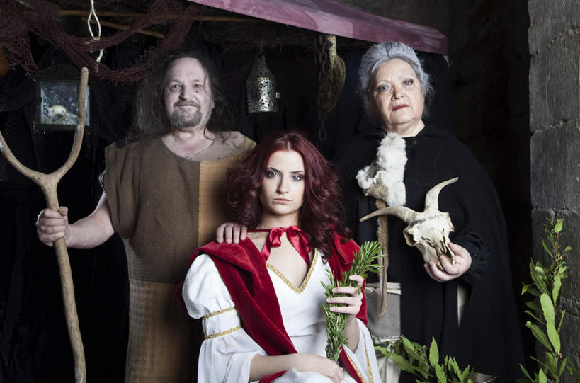 西方人,骨骼,三个人,家庭,站,坐,横图,室内,白天,正面,裙子,植物,欧洲,欧洲人,连衣裙,木制,叉子,盆栽,盆景,骨头,注视,绿色,自然,木制品,观察,看,站着,温暖,温馨,一家人,生长,成长,观看,严肃,骨架,和睦,察看,庄重,关注,严厉,威严,严峻,严正,老年男性,老年女性,男人,男性,年轻女性,女人,女性,白种人,站立,坐着,半身,彩图,融洽