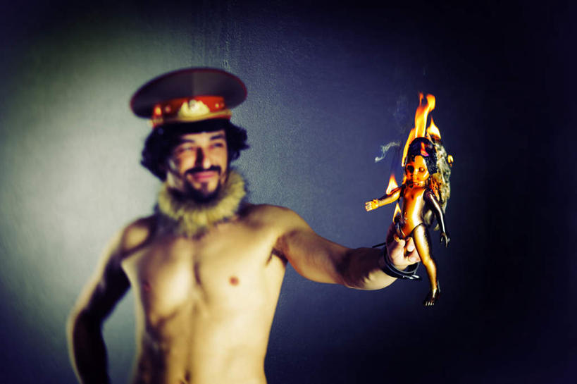 西方人,肌肉,胡须,健壮,一个人,站,横图,室内,白天,正面,热情,火,帽子,欧洲,欧洲人,仅一个男性,仅一个人,握,灰色背景,火焰,人偶,玩偶,燃烧,拿,拿着,注视,礼帽,裸露,仅一个年轻男性,观察,看,站着,健康,活力,力量,握着,摄影,影棚,赤裸,观看,青春,察看,强壮,关注,诅咒,裸,巫毒娃娃,邪恶,巫术,巫毒人偶,巫术娃娃,男人,男性,年轻男性,白种人,胡子,络腮胡,站立,半身,彩图,影棚拍摄,拍摄