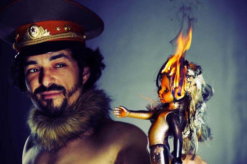 西方人,肌肉,胡须,健壮,一个人,站,横图,室内,白天,正面,热情,火,帽子,欧洲,欧洲人,仅一个男性,仅一个人,握,灰色背景,火焰,人偶,玩偶,燃烧,拿,拿着,注视,礼帽,裸露,仅一个年轻男性,观察,看,站着,健康,活力,力量,握着,摄影,影棚,赤裸,观看,青春,察看,强壮,关注,诅咒,裸,巫毒娃娃,邪恶,巫术,巫毒人偶,巫术娃娃,男人,男性,年轻男性,白种人,胡子,络腮胡,站立,半身,彩图,影棚拍摄,拍摄