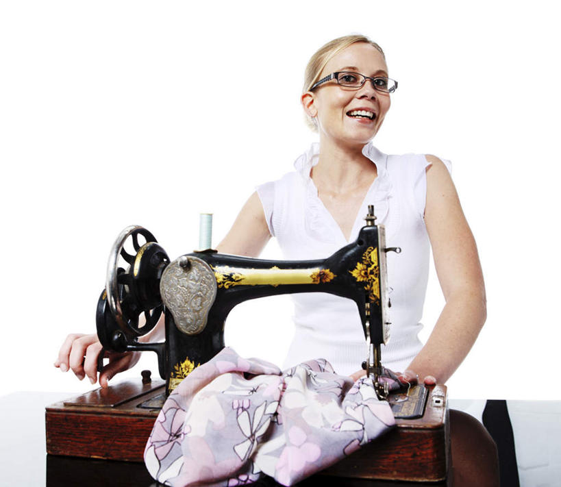 西方人,一个人,家庭主妇,站,笑,微笑,露齿笑,方图,室内,白天,白色背景,正面,机器,欧洲,欧洲人,仅一个女性,仅一个人,一副,眼镜,注视,缝纫机,观察,看,站着,仅一个中年女性,机械,摄影,影棚,观看,察看,关注,近视眼镜,缝补,补缀,女人,女性,中年女性,白种人,主妇,站立,半身,彩图,影棚拍摄,拍摄