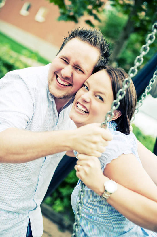 西方人,两个人,夫妻,家,站,笑,微笑,露齿笑,横图,室外,白天,侧面,爱情,游戏,草地,草坪,植物,欧洲,欧洲人,房屋,屋子,浪漫,玩,扭头,娱乐,楼房,住宅,草,树,树木,绿色,自然,秋千,站着,转头,休闲,恩爱,恋人,生长,成长,活动,发泄,消遣,智力,宣泄,秋千架,男人,男性,年轻男性,年轻女性,女人,女性,白种人,夫妇,情侣,玩耍,嬉戏,站立,半身,彩图,房子,伴侣