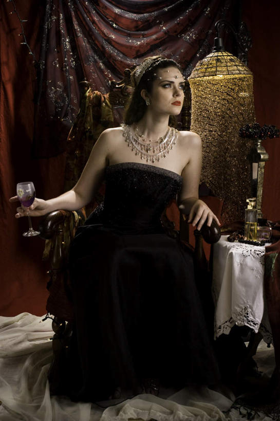 西方人,一个人,客厅,坐,竖图,室内,白天,正面,晚礼服,神秘,沙发,欧洲,欧洲人,仅一个年轻女性,仅一个女性,仅一个人,注视,一个,黑色,观察,看,单个,观看,严肃,察看,起居室,庄重,高贵,关注,华贵,含蓄,燕尾服,尊贵,高尚,沉静,中间色,客堂,崇高,年轻女性,女人,女性,白种人,坐着,半身,彩图,晚宴服,舞会服,洋服,洋装,夜礼服,皮沙发