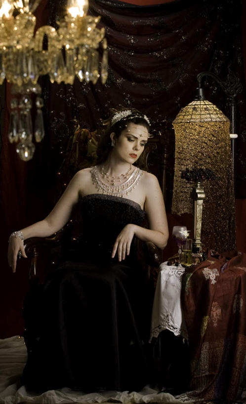 西方人,一个人,客厅,坐,竖图,室内,白天,正面,晚礼服,神秘,沙发,照明,欧洲,欧洲人,仅一个年轻女性,仅一个女性,仅一个人,吊挂,悬挂,灯光,挂,注视,吊灯,灯,一个,黑色,灯具,观察,看,单个,观看,严肃,照亮,察看,起居室,庄重,照明设备,高贵,关注,华贵,含蓄,燕尾服,尊贵,高尚,沉静,中间色,客堂,崇高,年轻女性,女人,女性,白种人,坐着,半身,彩图,晚宴服,舞会服,洋服,洋装,夜礼服,皮沙发