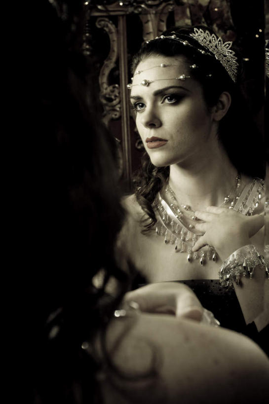 西方人,手,一个人,客厅,坐,竖图,室内,白天,晚礼服,神秘,镜子,沙发,项链,欧洲,欧洲人,仅一个年轻女性,仅一个女性,仅一个人,装饰,注视,装饰品,一个,背面,黑色,饰品,首饰,观察,看,手部,单个,观看,单手,严肃,华丽,修饰,点缀,镜像,察看,起居室,庄重,镜面,高贵,关注,华贵,含蓄,燕尾服,尊贵,衬托,美观,雅致,雅观,高尚,沉静,中间色,客堂,崇高,年轻女性,女人,女性,白种人,坐着,半身,彩图,晚宴服,舞会服,洋服,洋装,夜礼服,皮沙发