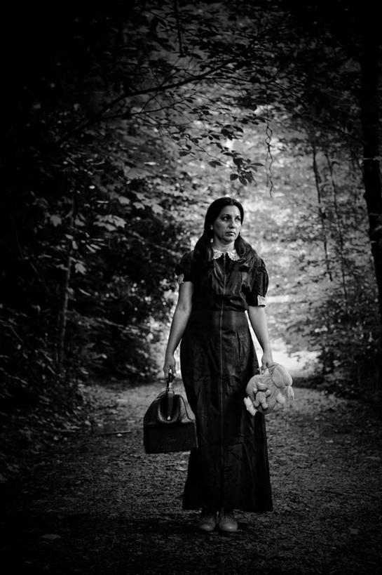 西方人,一个人,站,竖图,黑白,室内,白天,正面,安全,植物,手提箱,欧洲,欧洲人,仅一个年轻女性,仅一个女性,仅一个人,握,拿,拎,拿着,注视,树,树木,绿色,自然,箱子,观察,看,站着,握着,生长,成长,观看,保护,察看,恐怖,关注,巫婆,保险,私密,女巫,可怕,可骇,恐惧,年轻女性,女人,女性,白种人,站立,全身,拎着