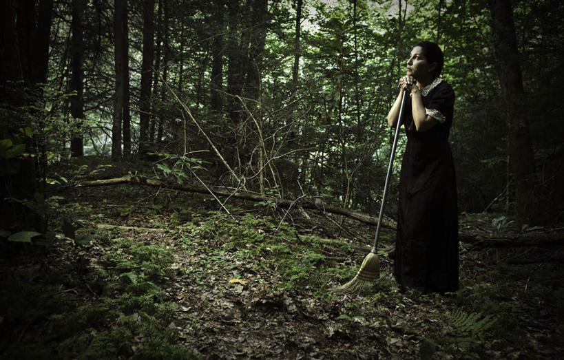 西方人,一个人,站,横图,室外,白天,正面,森林,树林,植物,叶子,欧洲,欧洲人,仅一个年轻女性,仅一个女性,仅一个人,许多,枯叶,落叶,注视,树,树木,绿色,自然,观察,看,站着,生长,成长,观看,诡异,怪异,察看,关注,年轻女性,女人,女性,白种人,叶,叶片,站立,半身,彩图