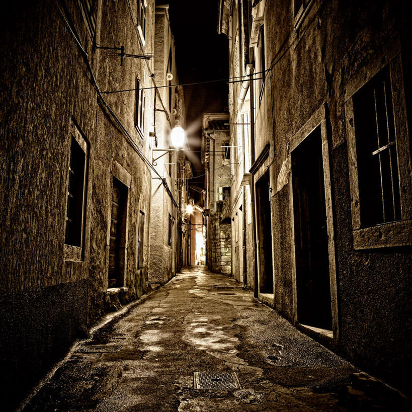 无人,方图,室外,夜晚,正面,水,床,门,路灯,照明,电力,电线,电线杆,线,液体,水滴,小巷,走道,走廊,过道,灯光,床单,电能,线路,被子,灯,门框,单人床,潮湿,电,电源,照亮,被单,照明设备,能量,窨井盖,湿润,彩图