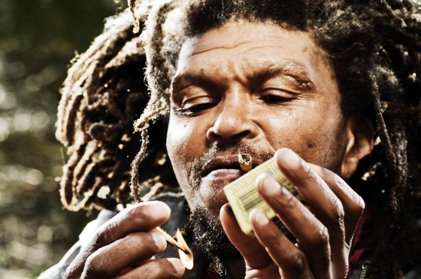 西方人,胡须,一个人,吸烟,横图,室外,特写,白天,正面,欧洲,非洲,黑人,欧洲人,仅一个男性,仅一个人,仅一个中年男性,火柴,注视,点燃,观察,看,肮脏,观看,察看,洋火,关注,教徒,邋遢,火柴梗,取火工具,男人,男性,中年男性,非洲人,胡子,卷发,小胡子,抽烟,半身,彩图