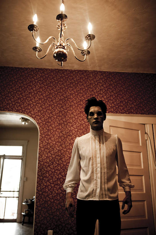 西方人,一个人,站,竖图,室内,白天,正面,衬衫,窗户,落地窗,门,照明,欧洲,欧洲人,仅一个男性,仅一个人,花纹,墙,灯光,插座,注视,吊灯,玻璃窗,墙壁,墙面,灯,仅一个年轻男性,灯具,门框,观察,看,站着,凝视,观看,怪异,照亮,察看,恐怖,照明设备,关注,斑纹,凝望,可怕,可骇,独特,谛视,恐惧,男人,男性,年轻男性,白种人,站立,半身,彩图,衬衣