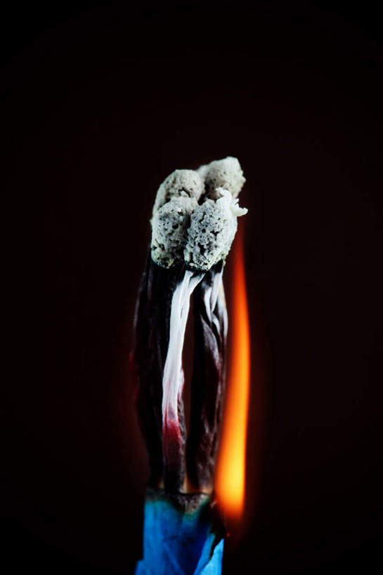 无人,竖图,室内,特写,白天,正面,热情,火,黑色背景,火柴,火焰,燃烧,摄影,影棚,洋火,火柴梗,取火工具,彩图,影棚拍摄,拍摄