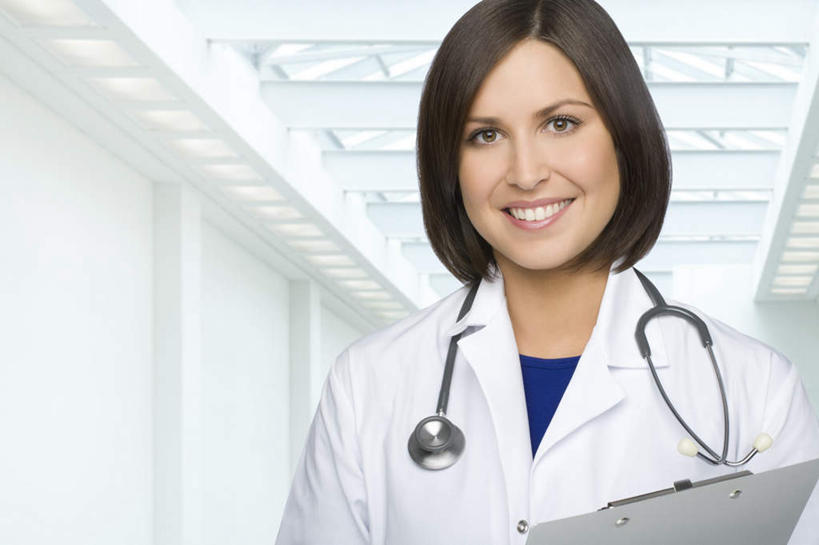 西方人,脸,头,脸颊,手,一个人,医生,医院,站,笑,微笑,露齿笑,横图,室内,特写,白天,正面,欧洲,欧洲人,仅一个年轻女性,仅一个女性,仅一个人,握,拿,拿着,注视,白色,听诊器,观察,看,站着,医护人员,医疗人员,手部,握着,观看,察看,医疗设备,白大褂,关注,病例,医疗机构,年轻女性,女人,女性,白种人,头部,脸部,脸蛋,面部,大夫,站立,半身,彩图,病院,诊所