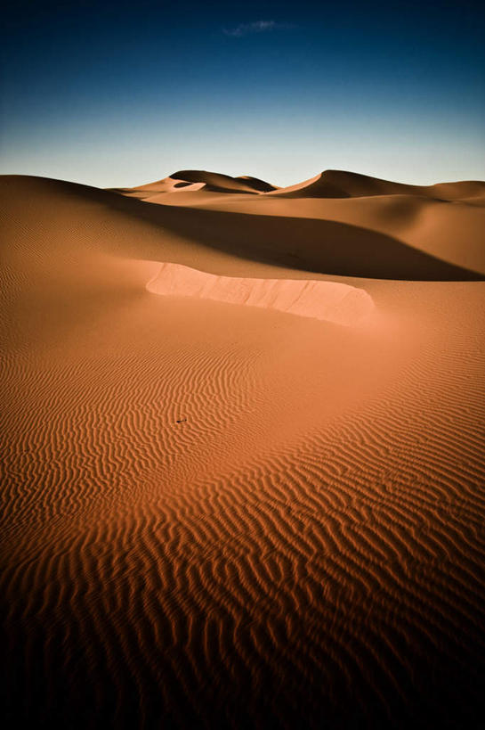 无人,竖图,室外,白天,正面,旅游,度假,沙漠,阴影,光线,影子,娱乐,蓝色,蓝天,天空,阳光,天,享受,休闲,放松,晴朗,万里无云,大漠,砂漠,晴空,晴空万里,彩图