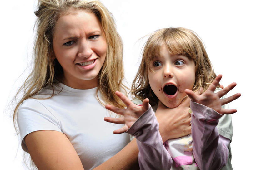 西方人,儿童,脸,头,脸颊,脖子,手,两个人,家庭,母亲,女儿,站,举,伸展双臂,笑,微笑,露齿笑,横图,室内,特写,白天,白色背景,正面,纯洁,欧洲,欧洲人,服装,休闲装,肩膀,小孩,衣服,托,站着,张嘴,温暖,温馨,母女,一家人,手部,休闲服,可爱,母爱,童年,童趣,掐,摄影,服饰,影棚,和睦,张大嘴巴,童真,烂漫,无邪,天真,年轻女性,女孩,女人,女性,白种人,孩子,头部,脖,颈,颈部,脸部,脸蛋,面部,张开嘴,敞开双臂,举起,举手,举着,伸开双臂,向上举,向上伸,向上托,展开双肩,站立,张开手臂,张开双臂,半身,彩图,影棚拍摄,拍摄,五指张开,融洽,女生