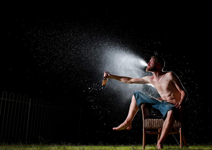 啤酒,西方人,一个人,坐,横图,室外,白天,夜晚,正面,草地,草坪,水,植物,椅子,欧洲,欧洲人,仅一个男性,仅一个人,喷,握,飞溅,黑色背景,服装,溅,液体,木椅,躺椅,水滴,酒类,拿,拿着,注视,休闲装,光脚,玻璃制品,酒,酒瓶,水珠,草,饮料,仅一个年轻男性,衣服,绿色,玻璃瓶,瓶子,观察,看,赤脚,休闲服,吐,握着,服饰,赤裸,观看,察看,关注,喷洒,男人,男性,年轻男性,白种人,坐着,彩图,全身