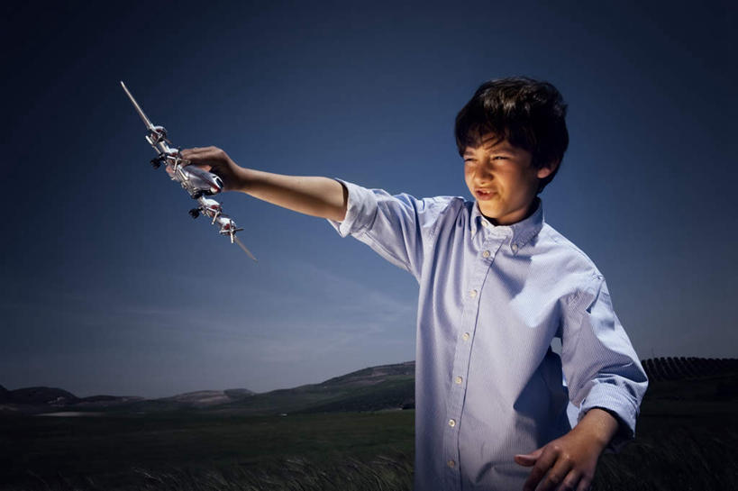 西方人,儿童,一个人,站,举,笑,微笑,露齿笑,横图,室外,白天,正面,游戏,纯洁,石头,山,山脉,飞机,玩具,欧洲,欧洲人,仅一个男性,仅一个人,握,服装,石子,山峰,飞机模型,交通,山峦,拿,玩,拿着,休闲装,娱乐,航空,一个,小孩,衣服,蓝色,蓝天,天空,模型,交通工具,群山,天,托,站着,仅一个小孩,休闲,休闲服,可爱,童年,童趣,益智,握着,运输,服饰,晴朗,单个,活动,客机,发泄,消遣,智力,载具,童真,烂漫,无邪,万里无云,宣泄,天真,模子,男孩,男人,男性,白种人,孩子,石块,岩石,晴空,晴空万里,举起,举手,举着,玩耍,嬉戏,向上举,向上伸,向上托,站立,半身,彩图,男生