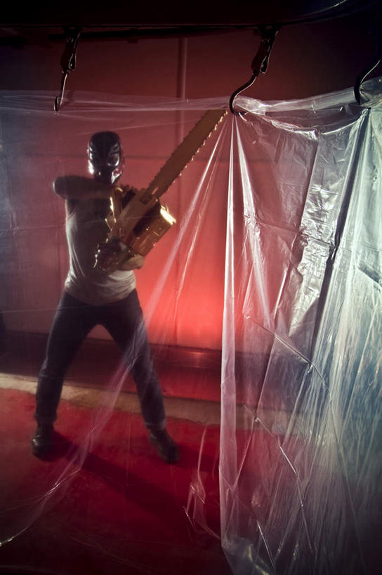 一个人,站,举,竖图,室内,白天,正面,金属制品,仅一个男性,仅一个人,握,透明,金属,工具,面具,拿,拿着,注视,架子,仅一个年轻男性,红色,观察,看,托,站着,幼稚,握着,观看,锯子,暴躁,原始,察看,电锯,切割,暴力,关注,锯,浴帘,张扬,赤色,卑俗,血腥,动力锯,激动,危险,男人,男性,年轻男性,举起,举手,举着,向上举,向上伸,向上托,站立,彩图,全身,割