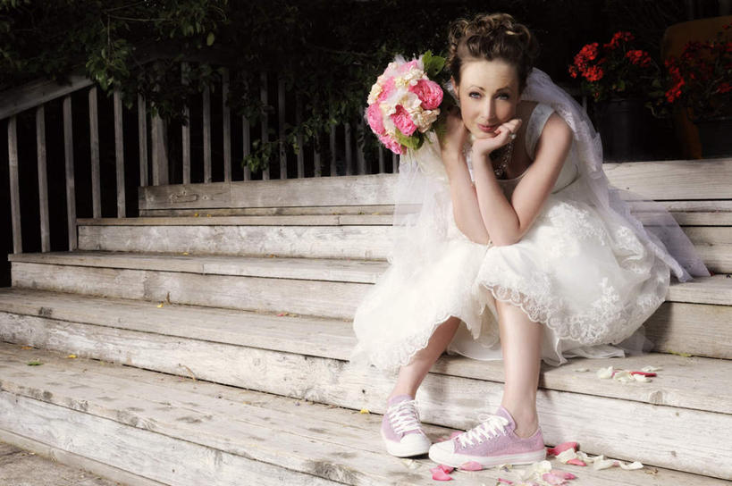 西方人,一个人,新娘,栏杆,坐,捧,笑,微笑,露齿笑,横图,室外,白天,正面,婚纱,楼梯,鞋子,欧洲,欧洲人,仅一个年轻女性,仅一个女性,仅一个人,撑,服装,装饰,盛开,扶手,阶梯,花蕾,托腮,注视,休闲装,护栏,台阶,花,花瓣,花朵,鲜花,衣服,花苞,花蕊,观察,看,托,休闲服,沉思,服饰,观看,帆布鞋,休闲鞋,华丽,修饰,点缀,察看,撑着,深思,关注,托下巴,衬托,美观,雅致,雅观,覃思,寻思,年轻女性,女人,女性,白种人,端,端着,捧着,手捧,坐着,彩图,全身,婚礼服,礼服