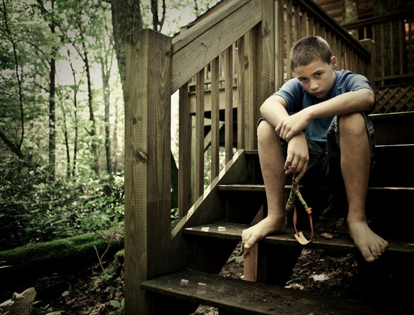 西方人,儿童,一个人,家,栏杆,坐,横图,室外,白天,正面,游戏,纯洁,树林,植物,楼梯,玩具,欧洲,欧洲人,仅一个男性,仅一个人,握,服装,扶手,房屋,阶梯,屋子,拿,玩,拿着,注视,休闲装,光脚,娱乐,护栏,楼房,台阶,住宅,树,树木,小孩,衣服,绿色,观察,看,仅一个小孩,赤脚,休闲服,可爱,童年,童趣,益智,握着,服饰,生长,成长,观看,活动,察看,发泄,关注,消遣,智力,弹弓,童真,烂漫,无邪,宣泄,天真,男孩,男人,男性,白种人,孩子,玩耍,嬉戏,坐着,彩图,全身,房子,男生