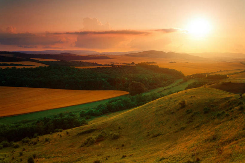 无人,农田,横图,俯视,航拍,室外,白天,庄稼,农作物,草地,草坪,荒凉,石头,日落,山,山脉,植物,阴影,光线,石子,影子,荒野,山峰,晚霞,霞光,云,云朵,落日,辽阔,山峦,云彩,草,绿色,白云,阳光,黄昏,群山,广阔,彩霞,晴朗,鸟瞰,荒原,广大,广宽,空阔,冷落,夕照,荒芜,石块,岩石,晴空,夕阳,彩图,高角度拍摄,耕地,庄稼田,斜阳