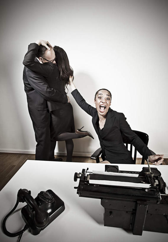 西方人,三个人,商务人士,商务男性,商务女性,站,坐,抱,吻,竖图,室内,白天,正面,衬衫,欧洲,欧洲人,套装,惊讶,站着,张嘴,抱着,惊奇,搂着,打字机,商务装,张大嘴巴,工薪阶层,诧异,惊疑,惊异,男人,男性,年轻男性,年轻女性,女人,女性,白种人,白领,上班族,电话机,张开嘴,怀抱,接吻,搂,搂抱,亲,亲吻,亲嘴,相抱,拥抱,站立,坐着,半身,彩图,衬衣