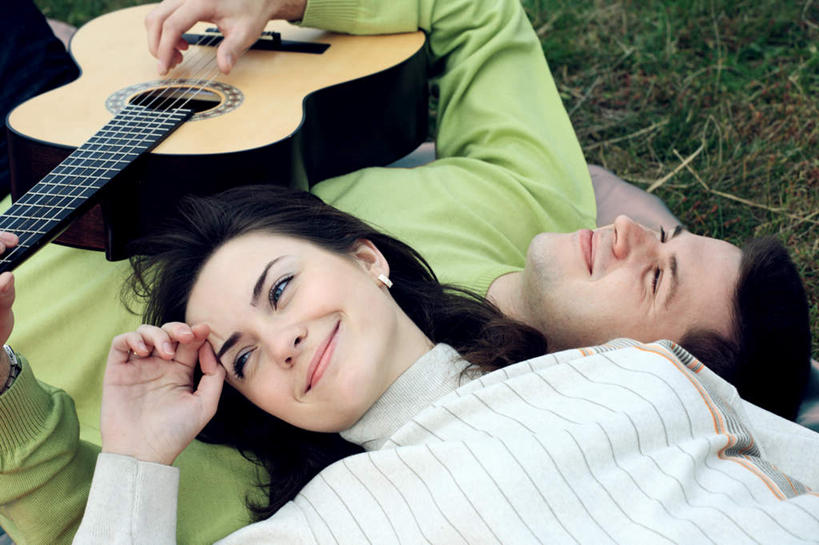 西方人,两个人,夫妻,躺,举,微笑,横图,俯视,室外,白天,爱情,草地,草坪,植物,欧洲,欧洲人,握,服装,吉他,乐器,弦乐器,浪漫,拿,拿着,扭头,依偎,注视,休闲装,草,衣服,绿色,观察,看,靠,靠着,聆听,托,倚靠,转头,休闲服,恩爱,握着,恋人,服饰,观看,察看,倚着,关注,弹拨弦鸣乐器,依附,依赖,投靠,凝听,卧着,男人,男性,年轻男性,年轻女性,女人,女性,白种人,夫妇,情侣,举起,举手,举着,躺着,卧,向上举,向上伸,向上托,半身,彩图,高角度拍摄,伴侣,弹拨弦乐器