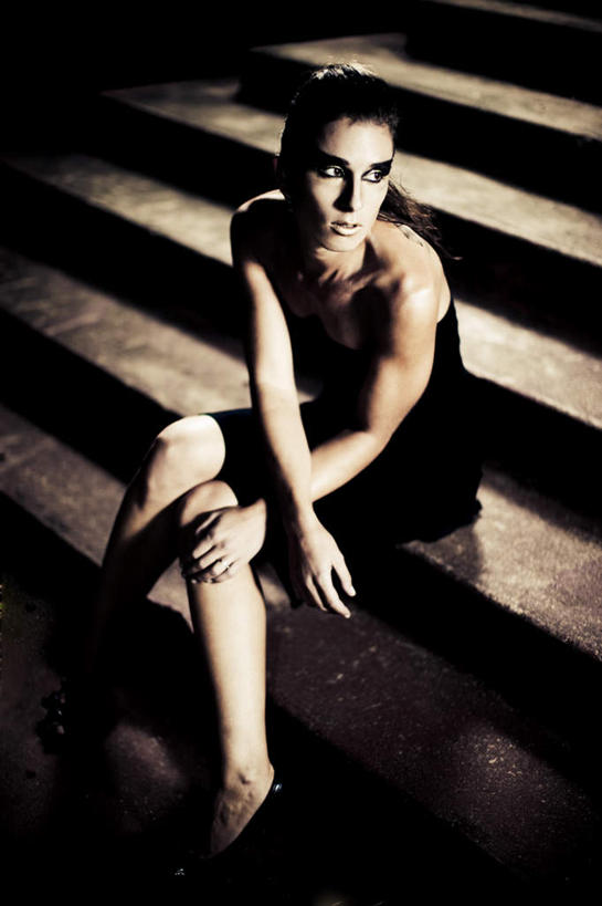 西方人,一个人,坐,竖图,俯视,室外,夜晚,裙子,寂寞,楼梯,欧洲,欧洲人,仅一个年轻女性,仅一个女性,仅一个人,阴影,服装,光线,影子,阶梯,灯光,扭头,注视,休闲装,台阶,衣服,观察,看,转头,休闲服,短裙,服饰,观看,半身裙,察看,关注,超短裙,孑立,孤单,孤独,年轻女性,女人,女性,白种人,坐着,半身,彩图,高角度拍摄