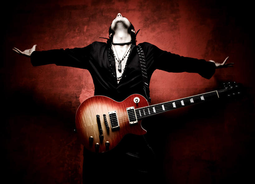 西方人,一个人,站,举,伸展双臂,横图,室内,白天,正面,项链,欧洲,欧洲人,仅一个男性,仅一个人,服装,装饰,吉他,乐器,弦乐器,休闲装,装饰品,仅一个年轻男性,衣服,饰品,首饰,托,站着,休闲服,服饰,华丽,修饰,点缀,弹拨弦鸣乐器,衬托,美观,雅致,雅观,金饰,男人,男性,年轻男性,白种人,敞开双臂,举起,举手,举着,伸开双臂,抬头,向上举,向上伸,向上托,仰头,展开双肩,站立,张开手臂,张开双臂,半身,彩图,弹拨弦乐器