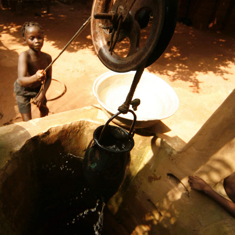 西方人,儿童,一个人,站,拉,方图,俯视,室外,白天,纯洁,欧洲,非洲,黑人,欧洲人,仅一个男性,仅一个人,握,阴影,服装,光线,盆,铁桶,桶,影子,拿,拿着,注视,休闲装,裸露,小孩,衣服,阳光,容器,绳子,观察,看,站着,仅一个小孩,休闲服,可爱,童年,童趣,握着,服饰,井,观看,储藏,绳索,察看,滑轮,储存,关注,裸,童真,烂漫,无邪,天真,男孩,男人,男性,非洲人,孩子,站立,彩图,高角度拍摄,全身,贮存,男生