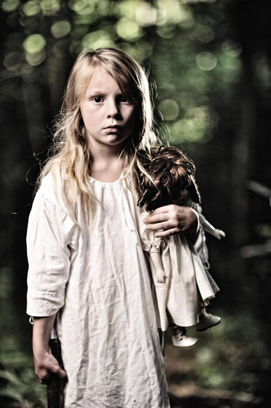 西方人,儿童,一个人,站,竖图,室外,白天,正面,游戏,纯洁,植物,玩具,欧洲,欧洲人,仅一个女性,仅一个人,一把,握,睡衣,服装,朦胧,模糊,工具,玩偶,拿,玩,拿着,注视,休闲装,娱乐,树,树木,小孩,衣服,绿色,自然,观察,看,站着,仅一个小孩,休闲,休闲服,可爱,童年,童趣,益智,握着,服饰,生长,成长,观看,活动,诡异,察看,发泄,关注,秘密,消遣,智力,斧头,童真,烂漫,无邪,宣泄,斧子,寝衣,诡秘,天真,女孩,女人,女性,白种人,孩子,玩耍,嬉戏,站立,半身,彩图,女生