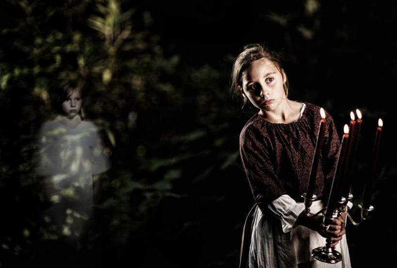 西方人,儿童,一个人,站,横图,室外,白天,正面,纯洁,植物,蜡烛,欧洲,欧洲人,仅一个女性,仅一个人,握,阴影,服装,反射,火焰,影子,烛光,烛台,燃烧,拿,拿着,注视,休闲装,一个,小孩,衣服,点燃,观察,看,站着,仅一个小孩,休闲服,可爱,童年,童趣,握着,服饰,生长,单个,成长,观看,察看,恐怖,关注,幽灵,童真,烂漫,无邪,可怕,可骇,鬼魂,恐惧,天真,女孩,女人,女性,白种人,孩子,站立,半身,彩图,女生