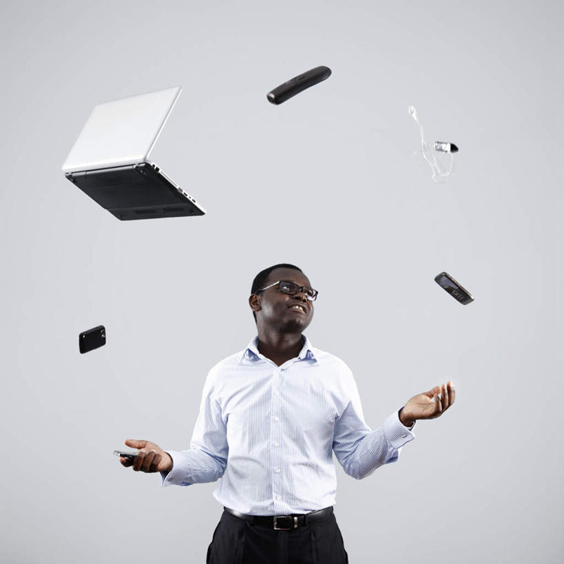 西方人,一个人,商务人士,商务男性,站,投,伸展双臂,打电话,方图,室内,白天,白色背景,正面,衬衫,快乐,满意,幸福,电脑,笔记本电脑,电话,手机,欧洲,非洲,黑人,欧洲人,仅一个男性,仅一个人,仅一个中年男性,一副,套装,网络,音响,繁忙,音乐,注视,娱乐,通讯设备,杂技,耳机,观察,看,站着,享受,休闲,放松,摄影,影棚,观看,一台,察看,无线,舒适,享乐,关注,通信设备,忙碌,商务装,无线网络,无线上网,杂耍,便携式电脑,工薪阶层,一部,劳碌,交流,手提电脑,男人,男性,中年男性,非洲人,白领,上班族,敞开双臂,沟通,抛,扔,撒,伸开双臂,通话,展开双肩,站立,张开手臂,张开双臂,掷,半身,彩图,影棚拍摄,衬衣,拍摄