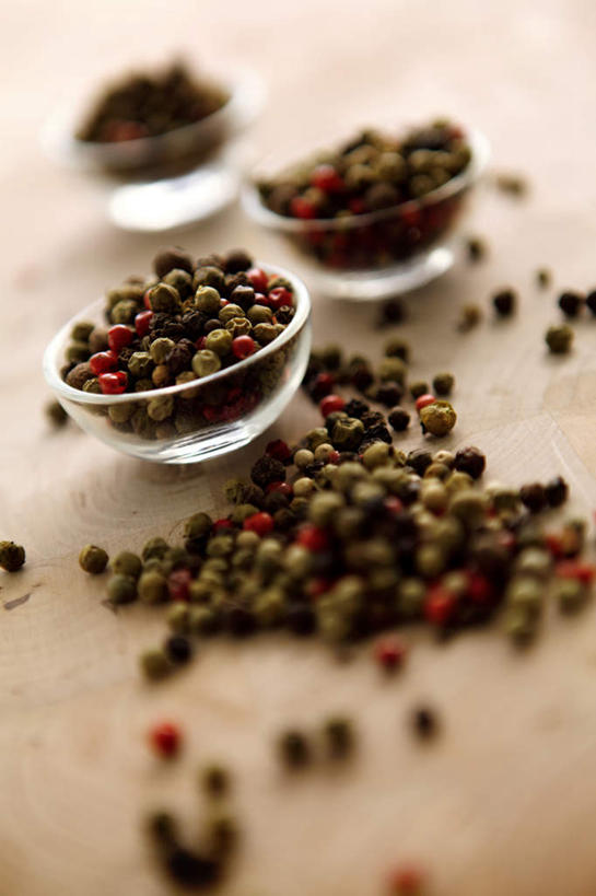 无人,竖图,俯视,室内,特写,白天,餐桌,桌子,蔬菜,一堆,许多,阴影,堆叠,堆积,朦胧,模糊,新鲜,光线,影子,陶瓷,调味,香料,佐料,食品,陶瓷制品,调味料,食物,容器,碗,有机食品,绿色食品,餐台,储藏,堆,花椒,配料,储存,作料,彩图,高角度拍摄,贮存