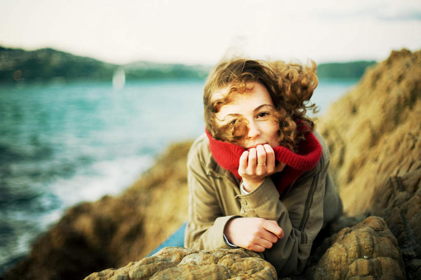 西方人,头发,一个人,横图,室外,白天,正面,海浪,海洋,石头,欧洲,欧洲人,仅一个年轻女性,仅一个女性,仅一个人,阴影,波纹,服装,朦胧,模糊,装饰,光线,石子,影子,浪花,涟漪,托腮,注视,休闲装,衣服,红色,倒影,水纹,阳光,海水,围巾,波浪,观察,看,趴着,托,温暖,休闲服,金色,服饰,围脖,观看,保暖,华丽,点缀,察看,倒映,御寒,关注,托下巴,海景,水晕,衬托,美观,雅致,雅观,反照,年轻女性,女人,女性,白种人,卷发,大海,风浪,海,海水的波动,近岸浪,石块,涌浪,趴,半身,彩图