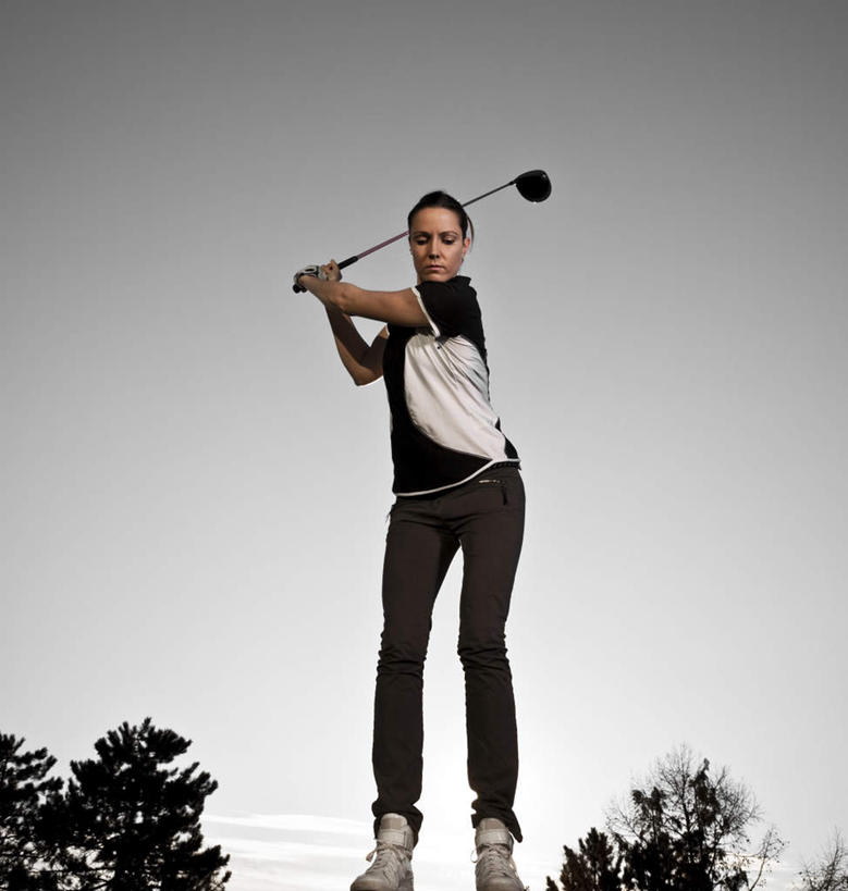 西方人,一个人,站,举,竖图,室外,白天,仰视,植物,欧洲,欧洲人,仅一个年轻女性,仅一个女性,仅一个人,握,阴影,服装,光线,高尔夫,高尔夫球,影子,拿,拿着,注视,休闲装,树,树木,衣服,绿色,天空,天,观察,看,托,站着,休闲服,握着,服饰,生长,成长,观看,察看,挥动,挥舞,高尔夫球杆,关注,高尔夫运动,高尔夫球具,摆荡,年轻女性,女人,女性,白种人,举起,举手,举着,向上举,向上伸,向上托,站立,彩图,低角度拍摄,全身