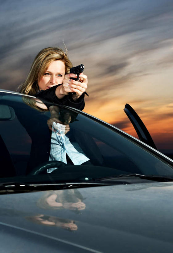 西方人,头发,一个人,商务人士,商务女性,举,竖图,室外,白天,正面,竞争,日落,汽车,欧洲,欧洲人,仅一个年轻女性,仅一个女性,仅一个人,一辆,对抗,握,阴影,套装,冲突,光线,影子,晚霞,霞光,落日,拿,拿着,注视,破坏,车,天空,阳光,黄昏,交通工具,轿车,天,观察,看,托,金色,武器,彩霞,战争,握着,手枪,观看,悲伤,损坏,察看,攻击,威胁,对立,关注,矛盾,载具,兵器,对准,瞄准,商务装,防御,工薪阶层,敌对,挫败,斗争,抗拒,抗衡,悲哀,杀伤,威慑,悲痛,夕照,哀思,悲恸,沉痛,危险,年轻女性,女人,女性,白种人,白领,上班族,夕阳,举起,举手,举着,向上举,向上伸,向上托,半身,彩图,斜阳