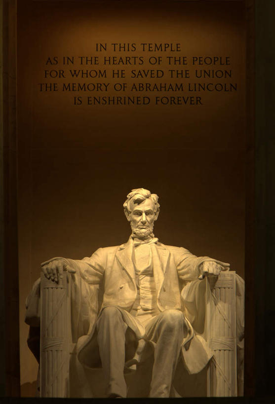 西方人,一个人,无人,竖图,室内,白天,正面,旅游,度假,标志建筑,地标,建筑,雕塑,欧洲,美国,欧洲人,仅一个男性,仅一个人,仅一个中年男性,服装,艺术,装饰,英文,标志,雕刻,雕像,文字,字符,字母,纪念馆,首都,休闲装,娱乐,标识,建设,石雕,衣服,工艺品,享受,休闲,休闲服,旅游胜地,放松,服饰,纪念,英文字母,美术,亚伯拉罕.林肯,北美,北美洲,总统,主题,美洲,陈列,林肯纪念堂,华盛顿特区,林肯纪念碑,华盛顿哥伦比亚特区,华府,功能,美学,北亚美利加洲,亚美利加洲,林肯纪念馆,思想家,政治家,美国总统,历史人物,男人,男性,中年男性,白种人,半身,彩图