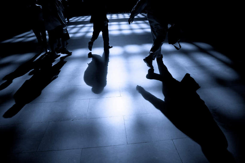 西方人,四个人,同事,商务人士,商务男性,横图,俯视,室内,白天,衬衫,成功,合作,团队,集体,信心,地铁,车站,欧洲,欧洲人,阴影,套装,光线,瓷砖,地砖,影子,地铁站,地面,站台,轨道交通,繁忙,队伍,月台,焦急,着急,焦虑,领导,成就,忙碌,商务装,合伙,领袖,工薪阶层,焦心,焦炙,劳碌,男人,男性,年轻男性,白种人,白领,上班族,半身,彩图,高角度拍摄,衬衣,地铁机动车,地下铁,轻轨