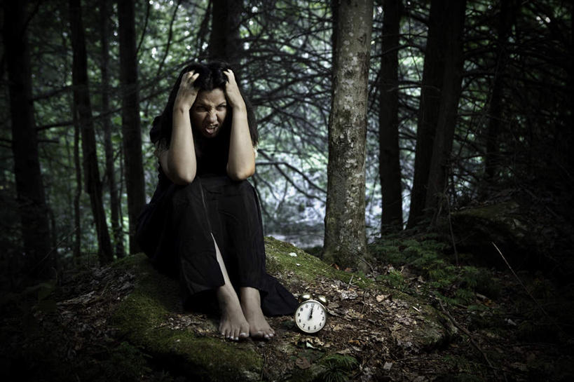 西方人,一个人,坐,举,横图,室外,白天,正面,草地,草坪,植物,闹钟,欧洲,欧洲人,仅一个年轻女性,仅一个女性,仅一个人,抱头,阴影,服装,时间,光线,时钟,影子,计时,休闲装,光脚,草,树,树木,衣服,绿色,阳光,钟表,托,疼痛,赤脚,休闲服,表,服饰,生长,成长,悲伤,痛苦,捧首,捧头,疾苦,苦楚,年轻女性,女人,女性,白种人,钟,举起,举手,举着,向上举,向上伸,向上托,坐着,彩图,全身