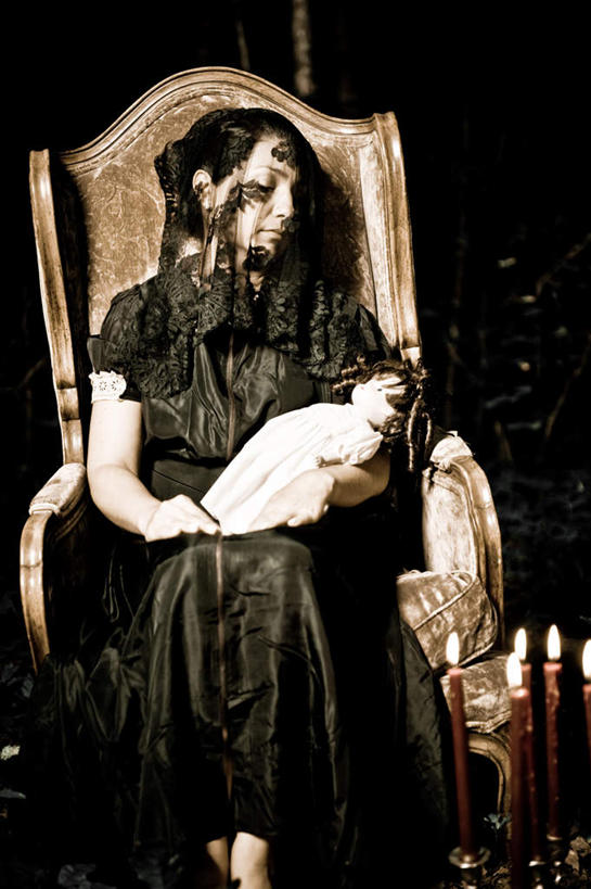 西方人,一个人,坐,竖图,室外,白天,正面,游戏,蜡烛,玩具,叶子,椅子,欧洲,欧洲人,仅一个女性,仅一个人,一张,许多,阴影,服装,光线,火焰,影子,烛光,木椅,绿叶,地面,很多,凌乱,燃烧,二郎腿,玩,扭头,注视,休闲装,光脚,娱乐,一个,衣服,阳光,点燃,观察,看,转头,仅一个中年女性,休闲,赤脚,休闲服,嫩叶,益智,服饰,单个,观看,活动,察看,混乱,发泄,关注,消遣,智力,无根,宣泄,纷乱,缭乱,庞杂,女人,女性,中年女性,白种人,叶,叶片,玩耍,嬉戏,坐着,半身,彩图