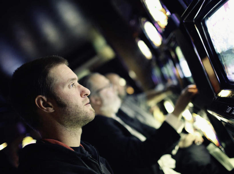 西方人,坐,横图,室内,白天,侧面,游戏,赌博,贪欲,竞争,欧洲,欧洲人,一排,阴影,服装,朦胧,模糊,整齐,光线,影子,灯光,许多人,玩,注视,休闲装,娱乐,刺激,排列,衣服,观察,看,一群人,休闲,休闲服,赌场,服饰,观看,活动,察看,队列,发泄,关注,消遣,智力,赌博机,赌具,老虎机,博彩,投机,侥幸,欲望,宣泄,柏青嫂,白种人,玩耍,嬉戏,坐着,半身,彩图,胜负,输赢,娱乐场