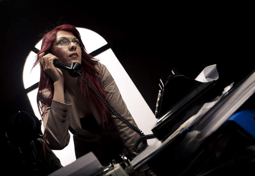 西方人,一个人,办公室,站,打电话,横图,室内,白天,仰视,窗户,桌子,电话,欧洲,欧洲人,仅一个年轻女性,仅一个女性,仅一个人,撑,握,阴影,服装,光线,眼镜,影子,办公桌,墙,拿,拿着,注视,休闲装,通讯设备,玻璃窗,墙壁,墙面,衣服,话筒,观察,看,站着,休闲服,电话线,握着,服饰,观看,察看,撑着,关注,近视眼镜,交流,年轻女性,女人,女性,白种人,电话机,沟通,通话,站立,半身,彩图,低角度拍摄