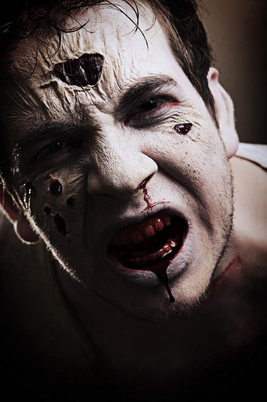 西方人,脸,头,脸颊,一个人,竖图,室内,特写,白天,正面,欧洲,欧洲人,仅一个男性,仅一个人,阴影,灰色背景,服装,破碎,光线,影子,注视,休闲装,肩膀,仅一个年轻男性,衣服,阳光,观察,看,疼痛,休闲服,摄影,服饰,影棚,观看,咬牙切齿,悲伤,察看,伤口,碎裂,恐怖,破裂,关注,血迹,痛苦,分裂,可怕,可骇,疾苦,苦楚,恐惧,男人,男性,年轻男性,白种人,头部,脸部,脸蛋,面部,半身,彩图,影棚拍摄,拍摄,决裂