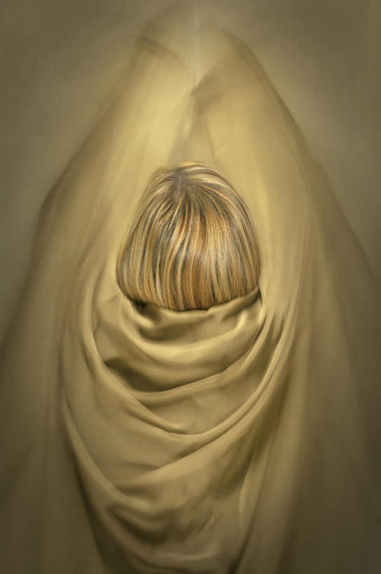 西方人,一个人,站,竖图,俯视,室内,白天,欧洲,欧洲人,仅一个年轻女性,仅一个女性,仅一个人,装饰,丝巾,围巾,站着,温暖,围脖,保暖,华丽,点缀,御寒,衬托,美观,雅致,雅观,年轻女性,女人,女性,白种人,站立,半身,彩图,高角度拍摄