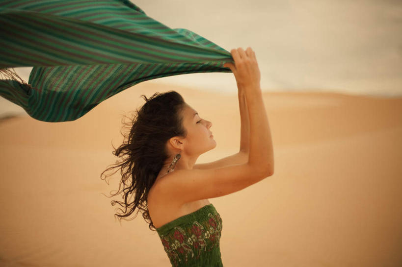 西方人,一个人,站,举,横图,室外,白天,侧面,欧洲,欧洲人,仅一个年轻女性,仅一个女性,仅一个人,握,装饰,拿,拿着,围巾,托,站着,温暖,握着,围脖,保暖,华丽,点缀,御寒,衬托,美观,雅致,雅观,年轻女性,女人,女性,白种人,举起,举手,举着,向上举,向上伸,向上托,站立,半身,彩图