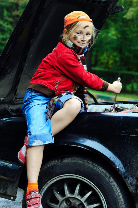 西方人,儿童,一个人,坐,竖图,室外,白天,侧面,纯洁,欧洲,欧洲人,仅一个女性,仅一个人,连接,组合,服装,工具,头巾,引擎,注视,休闲装,小孩,衣服,观察,看,仅一个小孩,休闲,休闲服,可爱,童年,童趣,服饰,观看,扳手,链接,五金,察看,紧固,关注,拼接,拼凑,童真,烂漫,无邪,拼合,凑集,聚合,撮合,链结,牢固,扳头,呆扳手,开口扳手,天真,女孩,女人,女性,白种人,孩子,坐着,彩图,全身,女生