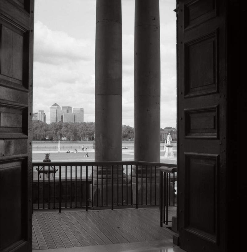 无人,博物馆,栏杆,竖图,黑白,室外,白天,正面,旅游,度假,门,标志建筑,地标,建筑,英国,欧洲,伦敦,两根,研究,栅栏,柱子,篱笆,围栏,首都,教育,娱乐,建设,护栏,石柱,门框,打开,享受,休闲,旅游胜地,放松,展览,矗立,开启,西欧,欣赏,耸立,大不列颠,陈列,金丝雀码头,大不列颠及北爱尔兰联合王国,挺立,大不列颠联合王国,日不落英帝国,雾都,典藏