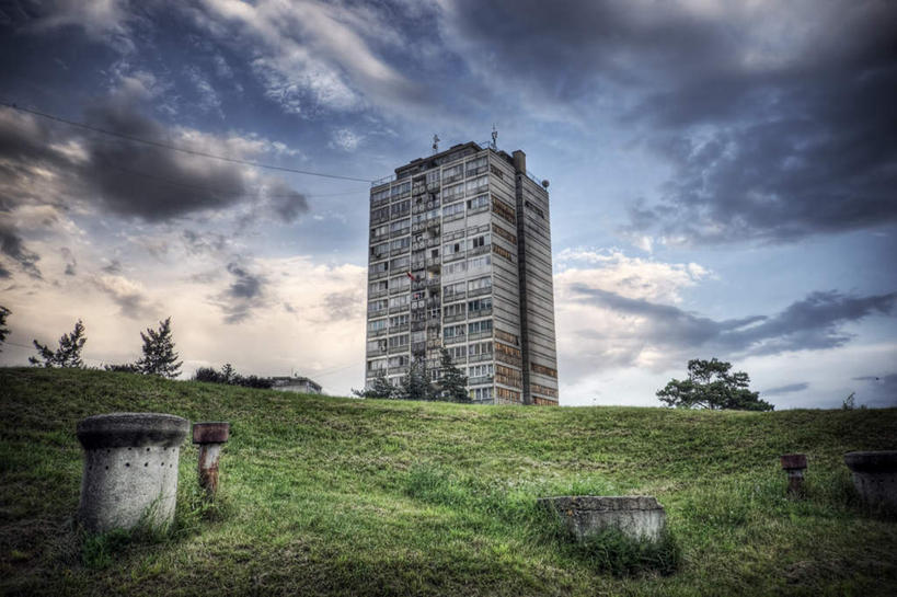 无人,家,高楼大厦,横图,室外,白天,仰视,度假,美景,植物,城市风光,城市,大厦,建筑,摩天大楼,欧洲,房屋,屋子,景观,云,云朵,公寓,云彩,娱乐,洋房,楼房,住宅,树,树木,蓝色,绿色,白云,蓝天,天空,楼宇,天,享受,休闲,景色,放松,生长,晴朗,成长,东欧,科索沃,科索沃共和国,晴空,彩图,低角度拍摄,房子,大楼,高层建筑,高楼,摩天楼