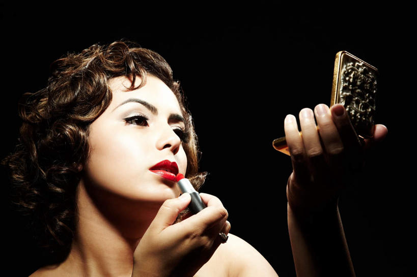 西方人,一个人,站,横图,室内,特写,白天,正面,化妆,美容,性感,镜子,欧洲,欧洲人,仅一个年轻女性,仅一个女性,仅一个人,一面,护肤,握,黑色背景,反射,拿,拿着,涂抹,注视,彩妆,口红,观察,看,站着,保养,享受,休闲,放松,诱惑,握着,保健,摄影,影棚,观看,勾引,镜像,察看,镜面,关注,养颜,光学,手镜,引诱,尤物,年轻女性,女人,女性,白种人,站立,半身,彩图,影棚拍摄,拍摄,佳丽,丽人,美人